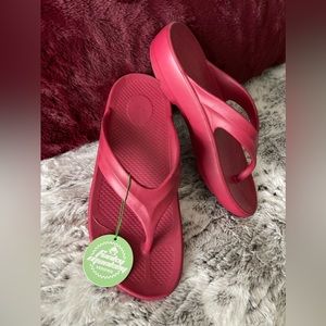 Funky Monkey Watermelon Red fit-flops - Size 9 - NWT
